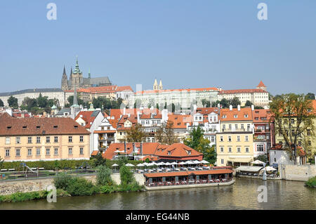 La vue sur le vieux Prague au-dessus de la Vltava, République Tchèque Banque D'Images