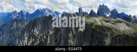 Vue depuis le plateau, Sella Pordoi Pass, Dolomites, Province du Tyrol du Sud, Italie Banque D'Images