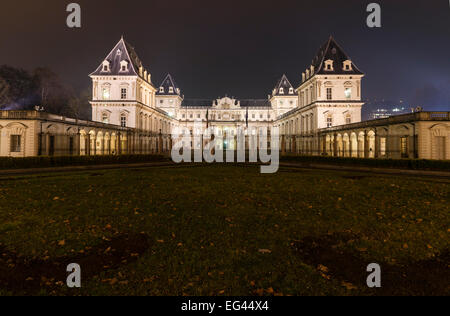 Castello del Valentino, construit 1633-1660, aujourd'hui la faculté d'Architecture du Politecnico di Torino, Parco del Valentino Banque D'Images