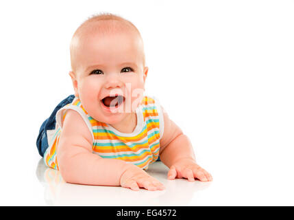 Petit bébé heureux isolé sur fond blanc. Banque D'Images