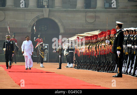 New Delhi, Inde. 16 Février, 2015. Le Président du Sri Lanka, Maithripala Sirisena (3L) passe en revue la garde d'honneur au cours d'une cérémonie de réception au palais présidentiel à New Delhi, Inde, 16 février 2015. Credit : Partha Sarkar/Xinhua/Alamy Live News Banque D'Images