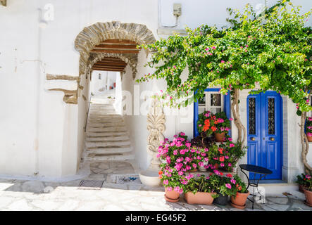 Archway blanchis à Pyrgos, l'ile de Tinos, Cyclades, Grèce Banque D'Images