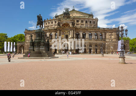 L'opéra Semperoper sur la place du théâtre avec King John's Memorial, Dresde, Saxe, Allemagne Banque D'Images