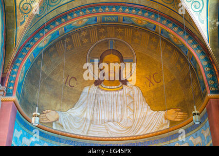 Gearbeitetes Wandgemälde Musée Thyssen-Bornemisza auf Goldgrund, Christusfigur in der Apsis über dem autel, Abtei St. Hildegard, UNESCO-Welt Banque D'Images