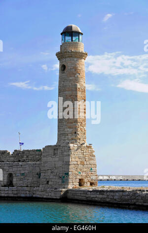 Vieux phare dans le port, Rethymno, Crète, Grèce Banque D'Images