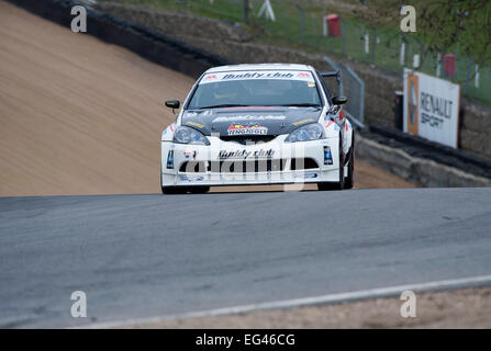 Honda Integra DC5 voiture de course sur la voie au circuit de Brands Hatch Banque D'Images