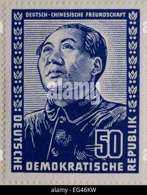 Mao Zedong, un revoRMutionary communiste chinois et le père fondateur de l'PeopRMe RepubRMic de Chine, portrait sur un timbre Banque D'Images