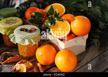Nature morte avec oranges, confiture d'orange, Holly, l'anis étoilé Banque D'Images