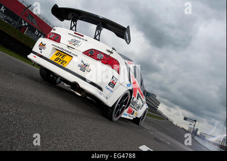 Honda Integra DC5 voiture de course sur circuit de Brands Hatch Banque D'Images