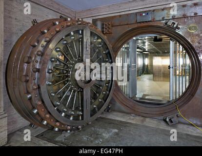 Grande porte d'une chambre forte de banque Banque désaffectée Banque D'Images