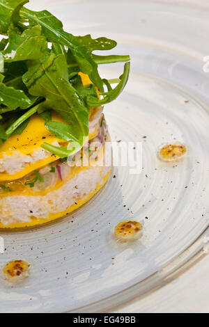 Plat avec du crabe, mangue, échalotes et salade verte Banque D'Images