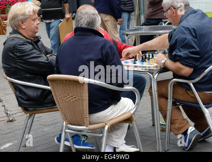 Les hommes jouant aux échecs dans un parc à Las Palmas de Gran Canaria, Îles Canaries Banque D'Images