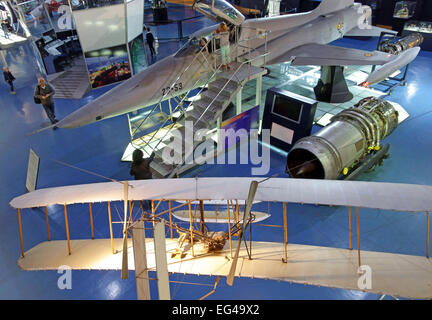 Avions anciens et modernes dans les Musée des sciences, Las Palmas de Gran Canaria Banque D'Images