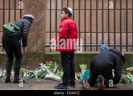 Copenhague, Danemark. Feb 15, 2015. Les personnes en deuil les fleurs en face de la synagogue des Juifs dans le centre de Copenhague, Danemark, 15 février 2015. La police danoise a dit qu'un homme qu'ils ont abattu à Copenhague au début de la journée l'on pense être l'homme armé derrière deux tirs mortels lors d'un événement visant à promouvoir la liberté de parole et dans une synagogue. Photo : Freya Ingrid Morales/dpa/Alamy Live News Banque D'Images