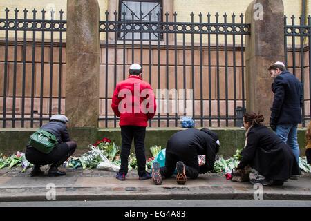 Copenhague, Danemark. Feb 15, 2015. Les personnes en deuil les fleurs en face de la synagogue des Juifs dans le centre de Copenhague, Danemark, 15 février 2015. La police danoise a dit qu'un homme qu'ils ont abattu à Copenhague au début de la journée l'on pense être l'homme armé derrière deux tirs mortels lors d'un événement visant à promouvoir la liberté de parole et dans une synagogue. Photo : Freya Ingrid Morales/dpa/Alamy Live News Banque D'Images