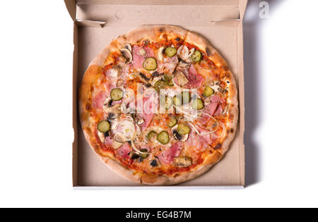 Vue de dessus de la pizza italienne savoureuse avec le jambon, le concombre et l'oignon à la case, isolé sur fond blanc Banque D'Images