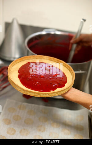 Faire une tarte aux fruits rouges Banque D'Images