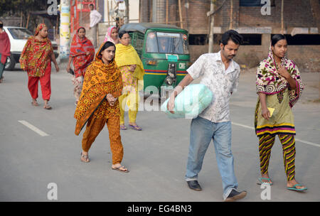 Dhaka, Bangladesh. 16 Février, 2015. Les navetteurs à pied dans une rue au cours du blocus appelée par le Parti nationaliste du Bangladesh (BNP) alliance dirigée par à Dhaka, Bangladesh, 16 févr., 2015. Des milliers de partisans du parti au pouvoir bangladais ont marché le lundi vers l'ex-premier ministre Khaleda Zia, exigeant la fin de son alliance de l'opposition, à l'échelle du blocus des transports. Shariful Islam Crédit :/Xinhua/Alamy Live News Banque D'Images