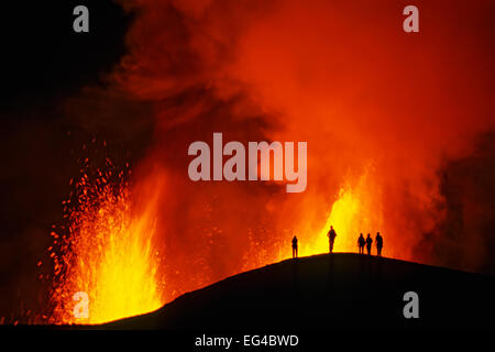 Les gens qui suivent l'éruption du volcan Chico Fissure en 9km de diamètre caldera. Volcan Sierra Negra île Isabela Equateur Galapagos. Octobre 2005. Banque D'Images