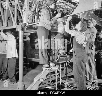 La production. B-17 bombardier lourd. Les femmes qui travaillent à l'usine Boeing de Seattle contribue à remplir les sections qui seront ajoutées à la sections de fuselage de nouveau B-17F Flying Fortress (bombardiers), 1942 Banque D'Images