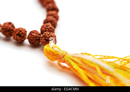 Japa Mala. Perles de prière faite à partir des graines de l'arbre rudraksha. Isolé sur fond blanc Banque D'Images