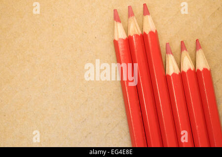 Ensemble de crayons de couleur rouge queue close up sur un fond de carton léger Banque D'Images