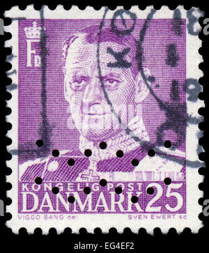 Danemark - circa 1955 : timbre imprimé au Danemark, spectacles portrait de Frederik IX., vers 1955 Banque D'Images