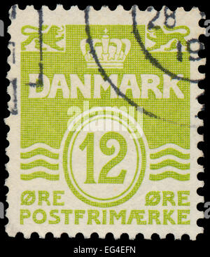 Danemark - VERS 1952 : timbre imprimé dans le Danemark, représente des lignes ondulées et chiffre de valeur, vers 1952 Banque D'Images