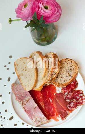 Viande froide, pâté, saucisses, jambon et du pain sur une plaque Banque D'Images