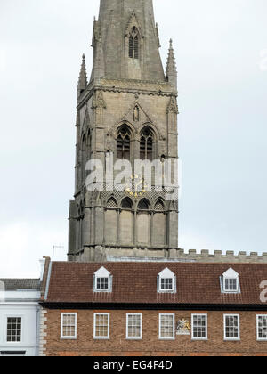 L'église de Sainte Marie Madeleine, à Newark-on-Trent, vue de la place du marché. Banque D'Images