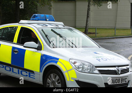 Laisser la police la maison de Sir Cliff Richard dans le comté de Sunningdale village dispose d''atmosphère où : London, Royaume-Uni Quand : 14 août 2014 Banque D'Images