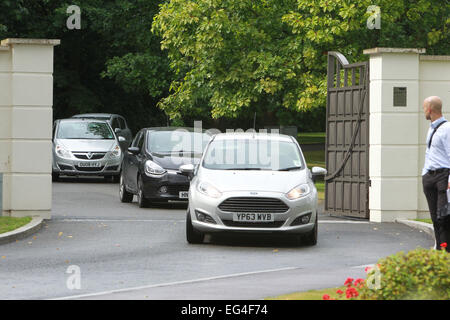 Laisser la police la maison de Sir Cliff Richard dans le comté de Sunningdale village dispose d''atmosphère où : London, Royaume-Uni Quand : 14 août 2014 Banque D'Images