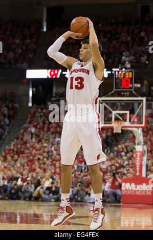 Madison, Wisconsin, USA. 15 Février, 2015. Wisconsin Badgers avant Duje Doukan # 13 tire une balle 3pt au cours de la jeu de basket-ball de NCAA entre le Wisconsin et l'Illinois Fighting Illini Blaireau au Kohl Center à Madison, WI. Le Wisconsin a défait l'Illinois 68-49. Credit : Cal Sport Media/Alamy Live News Banque D'Images