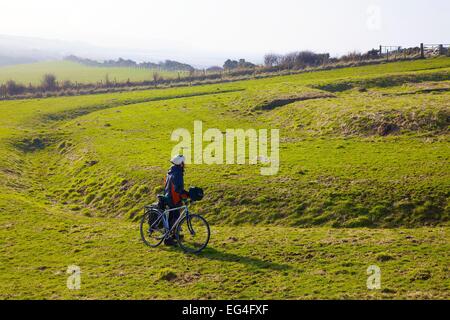 Cycliste au Mile 21 Fortlet Allonby Cumbria England UK Bay Banque D'Images