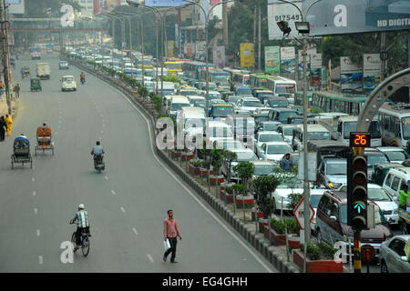 Le Bangladesh. 16 Février, 2015. Parti nationaliste du Bangladesh (BNP)-led 20-partie alliance a appelé une grève de 72 heures depuis le 15 janvier matin au milieu d'un blocus à l'échelle du pays sans interruption depuis le 6 janvier. Mamunur Rashid/crédit : Alamy Live News Banque D'Images