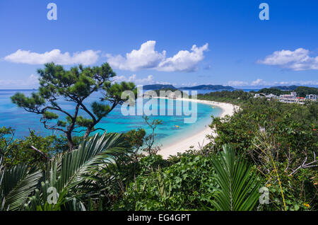 Belle plage de Aharen de touristes profitant du soleil et de l'eau sur l'île de Zamami Tokashiki Island avec derrière, Okinawa, Japon Banque D'Images