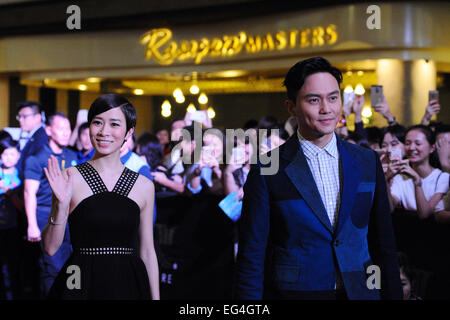 Singapour, Skies' dans Marina Bay Sands de Singapour. 16 Février, 2015. Acteur Julian Cheung de Hong Kong (R) avant, et Charmaine Sheh (L, à l'avant) à pied le tapis rouge à la première de gala du film 'triomphe dans le ciel' dans Marina Bay Sands de Singapour, 16 février 2015. Credit : Puis Chih Wey/Xinhua/Alamy Live News Banque D'Images