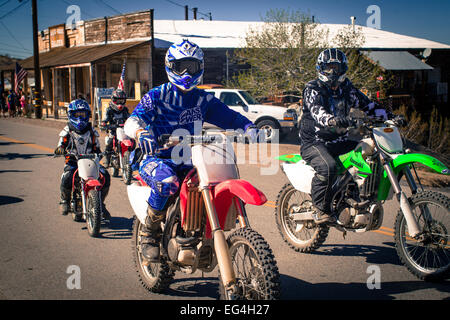Dirt bikers photographed driving through the town of Randsburg in California. Banque D'Images
