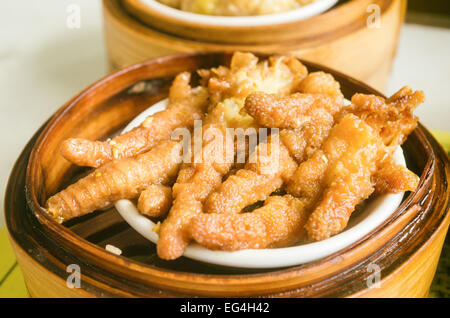 Pieds de poulet comme plat de dim sum, plat cantonais populaires à Hong Kong et Macao. Banque D'Images