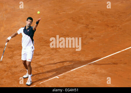 Italie, Rome : Novak Djokovic de Serbie sert lors de l'ATP Tennis Masters de Rome finale contre Rafael Nadal. Banque D'Images