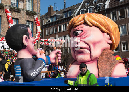 Düsseldorf, Allemagne. 16 février 2015. Un flotteur présente le nouveau gouvernement grec s'opposant à chanceller allemande, Angela Merkel, qui est dépeint comme un cyclope. Le lundi gras traditionnels (Rosenmontag) défilé de carnaval a lieu à Düsseldorf, Allemagne. 1,2 millions de fêtards s'étaient alignés sur la route. Les défilés lundi est allé de l'avant malgré l'augmentation de la terreur des mises en garde qui a mené à la parade de Brunswick (Braunschweig) en cours d'annulation, juste avant qu'il aurait dû avoir lieu. Photo. carnivalpix/Alamy Live News Banque D'Images