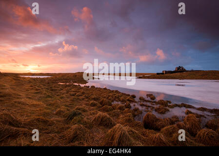 Lever du soleil d'hiver à Arnarstapi sur la péninsule de Snæfellsnes en Islande. Banque D'Images