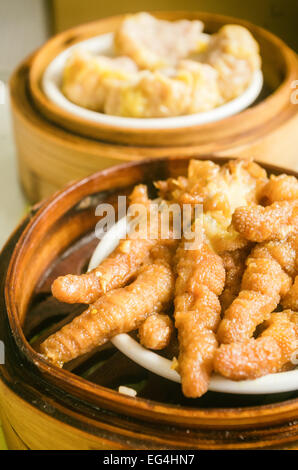 Pieds de poulet comme plat de dim sum, plat cantonais populaires à Hong Kong et Macao. Banque D'Images