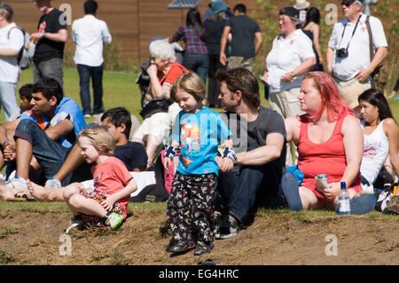 Les familles de regarder l'organisation des Jeux Olympiques de 2012, le Parc Olympique, Londres, Angleterre Banque D'Images