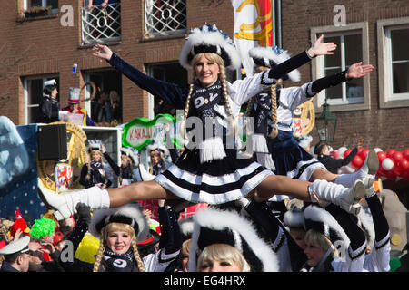 Düsseldorf, Allemagne. 16 février 2015. Le lundi gras traditionnels (Rosenmontag) défilé de carnaval a lieu à Düsseldorf, Allemagne. 1,2 millions de fêtards s'étaient alignés sur la route. Les défilés lundi est allé de l'avant malgré l'augmentation de la terreur des mises en garde qui a mené à la parade de Brunswick (Braunschweig) en cours d'annulation, juste avant qu'il aurait dû avoir lieu. Photo. carnivalpix/Alamy Live News Banque D'Images