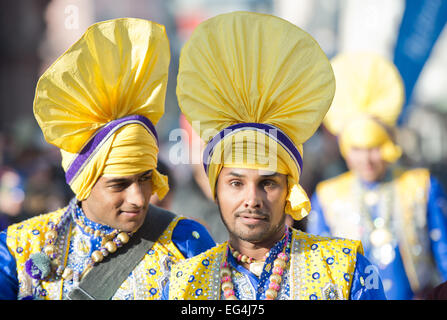 Frankfurt am Main, Allemagne. 15 Février, 2015. Carnaval costumé festivaliers au traditionnel défilé du carnaval, au cours de laquelle plus de 70 flotteurs et parade et de danse ainsi que de nombreux groupes de musique mars devant des milliers de spectateurs, dans la région de Frankfurt am Main, Allemagne, 15 février 2015. Photo : BORIS ROESSLER/apd/ Alamy Live News Banque D'Images