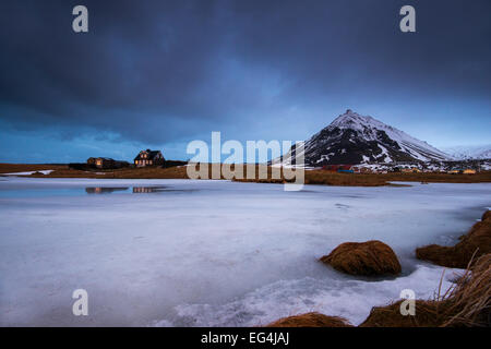 Lever du soleil d'hiver à Arnarstapi sur la péninsule de Snæfellsnes en Islande. Banque D'Images
