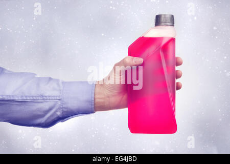 Homme main tenant une bouteille d'additif antigel liquide à base d'eau Banque D'Images
