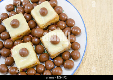 Des desserts avec une boule de chocolat sur le dessus Banque D'Images