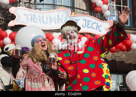 Düsseldorf, Allemagne. 16 février 2015. Le lundi gras traditionnels (Rosenmontag) défilé de carnaval a lieu à Düsseldorf, Allemagne. 1,2 millions de fêtards s'étaient alignés sur la route. Les défilés lundi est allé de l'avant malgré l'augmentation de la terreur des mises en garde qui a mené à la parade de Brunswick (Braunschweig) en cours d'annulation, juste avant qu'il aurait dû avoir lieu. Photo. carnivalpix/Alamy Live News Banque D'Images